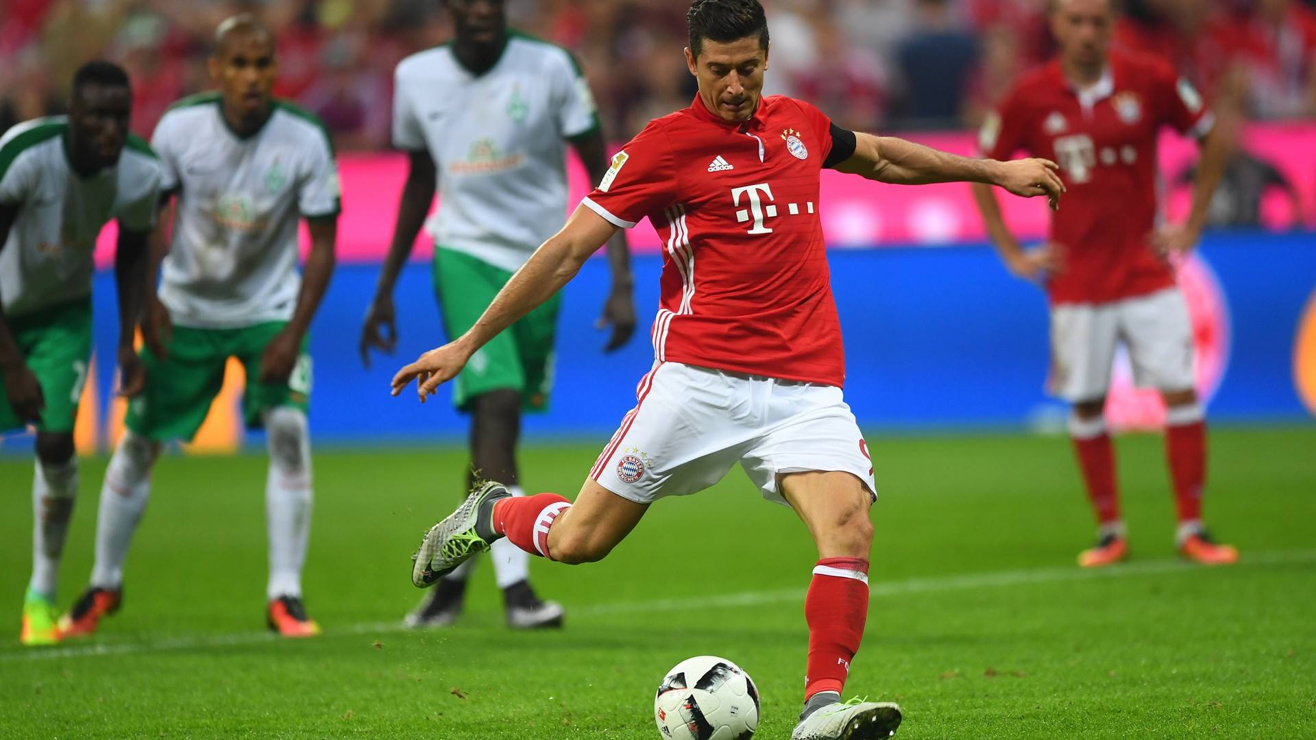 “欲追梅罗,先平莱万”,现役足坛第一中锋,他究竟有多强?