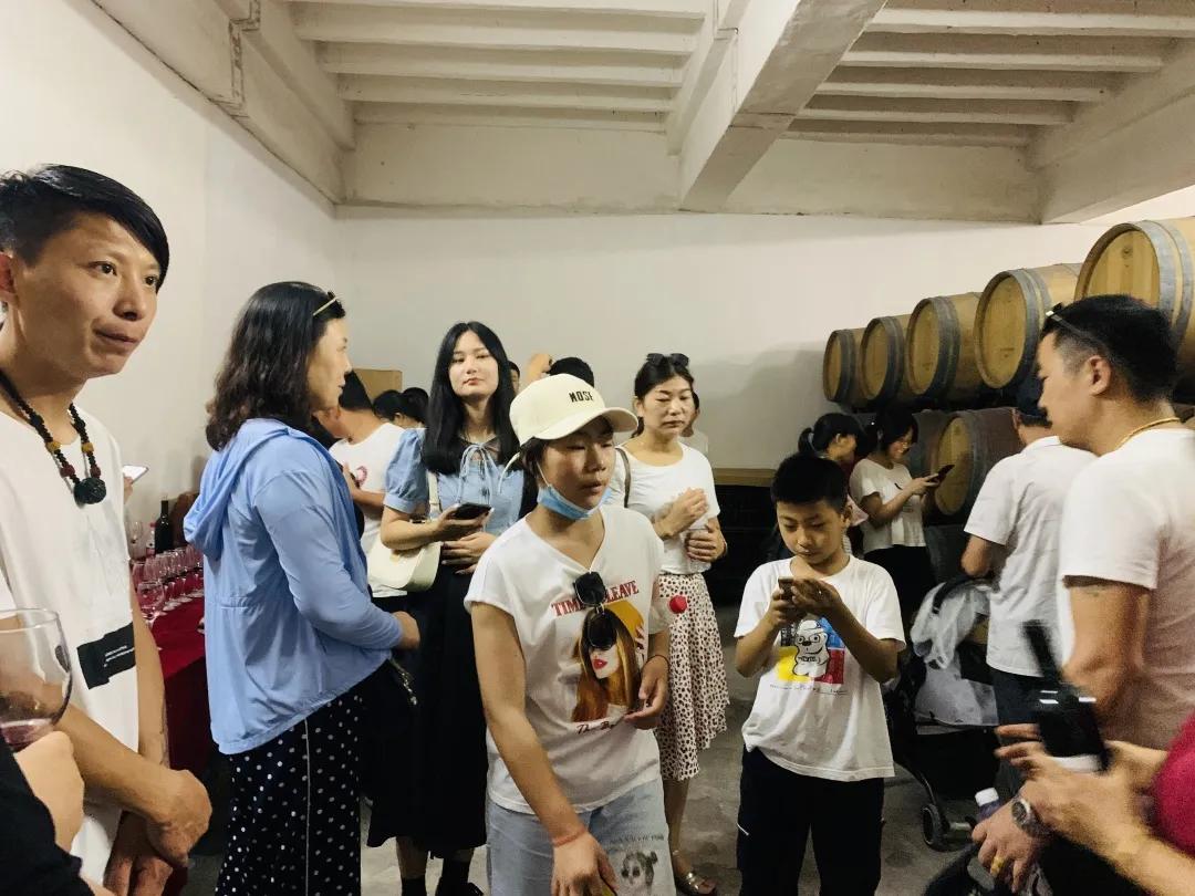 渭南丹凤葡萄酒厂新闻报道,西安客户来考察