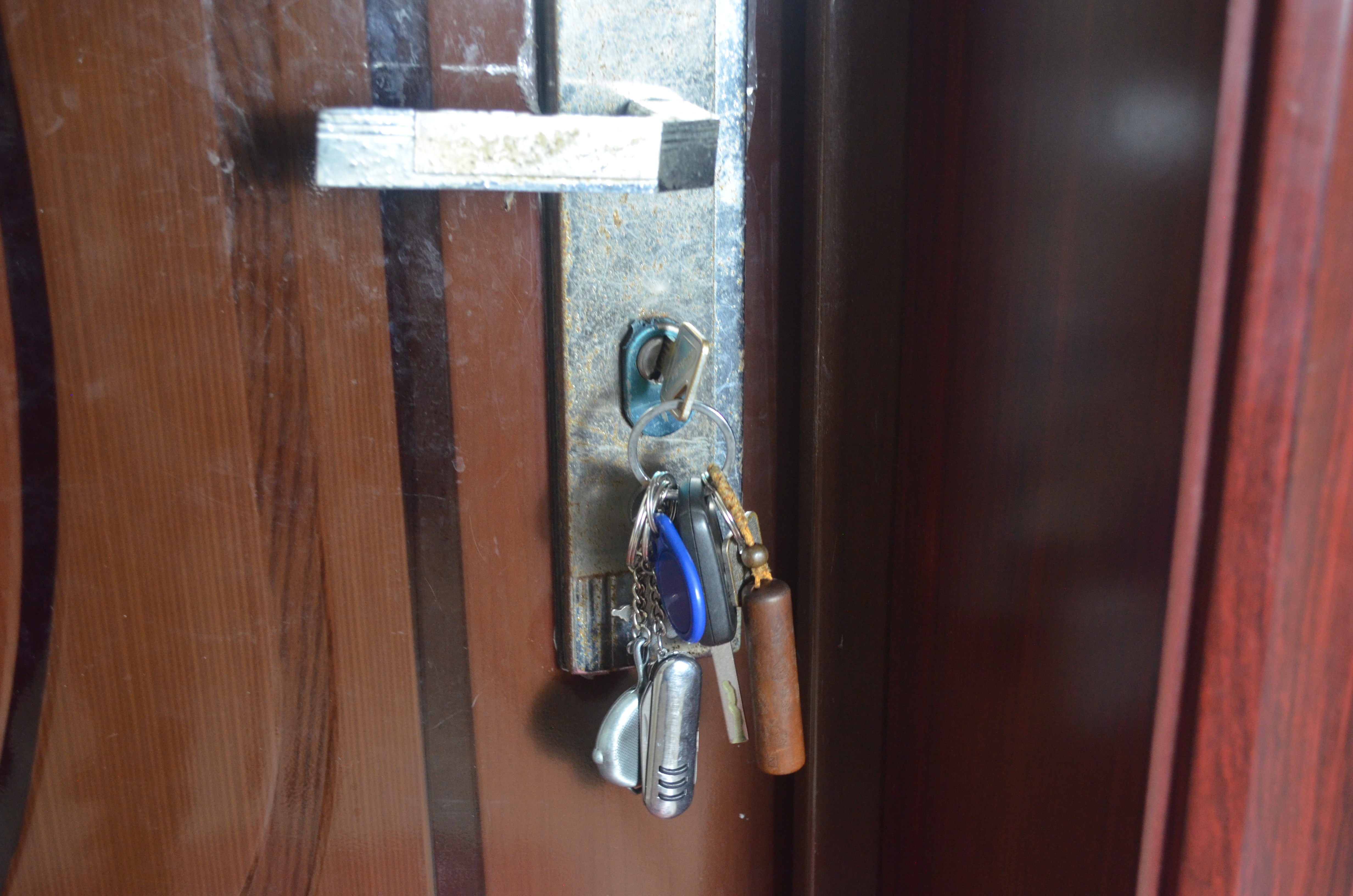 晚上睡觉前记得在门把手挂条毛巾,睡觉前记得在门上插一把钥匙