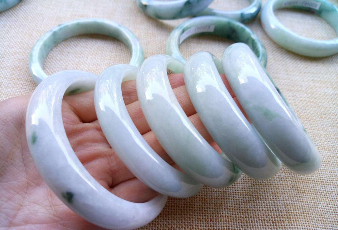 一万到二万买得到翡翠手镯,几十万的翡翠手镯卖到上千万