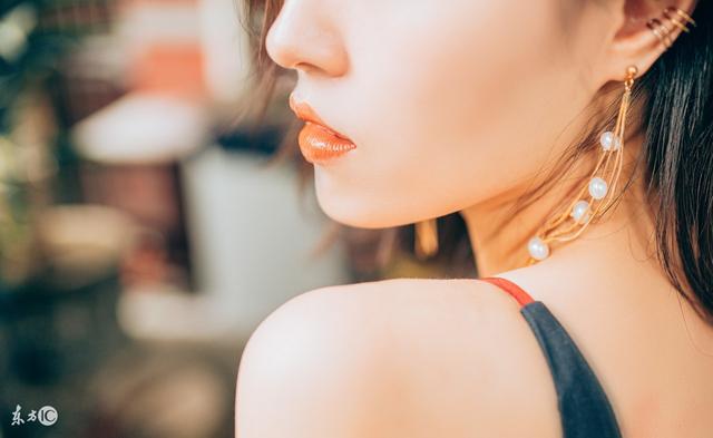 小说：她男扮女装闯校园，好友在她床上发现女人衣服，误会她恋爱