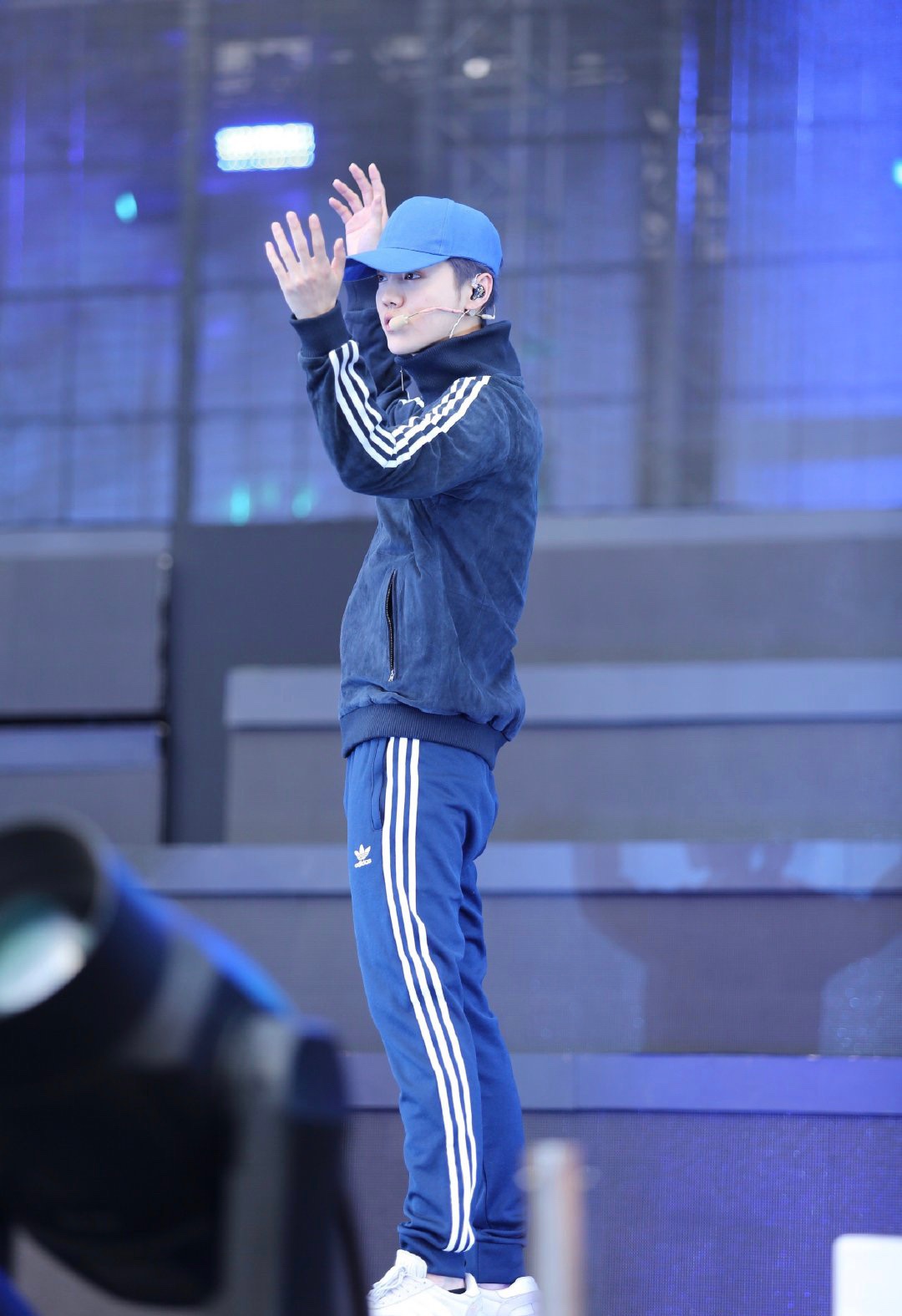 鹿晗红白运动装足球,鹿晗玩足球