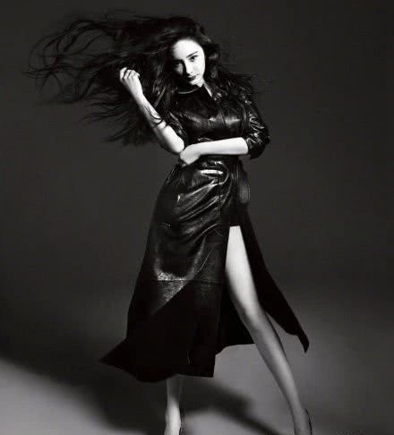 张钧甯挑战皮衣诱惑赶时髦！连衣裙套装+红唇实力扮酷