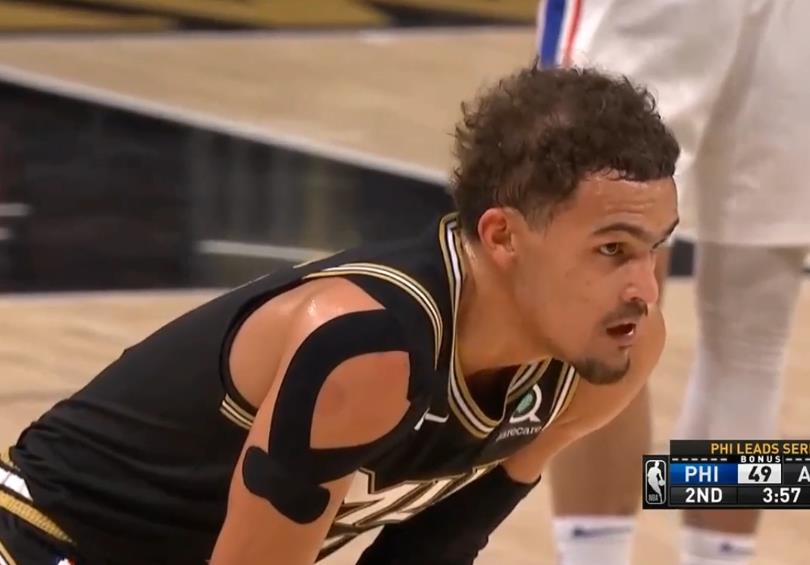 争议+胆大！老鹰巨星又对裁判做“睁眼”手势，毫无悬念领到技犯