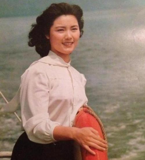 30岁主持春晚,丈夫是国家一级演员,演啥像啥,却少有人知道她