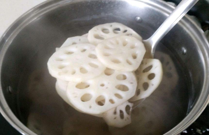 莲藕焯水防止变黑用什么化学品,藕片焯水不变黑的办法