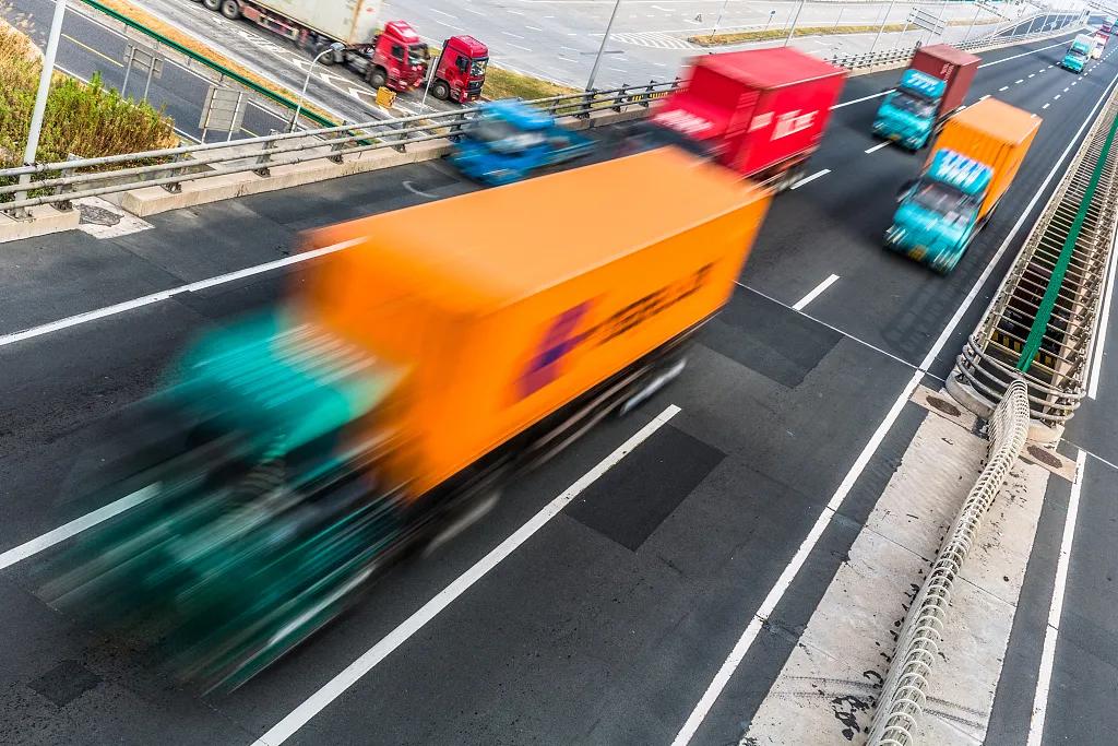 顺丰市值首次冲破5000亿,什么导致顺丰业绩暴跌