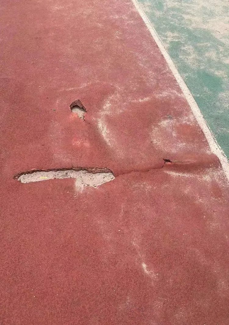 淮安体育中心塑胶跑道老化,赣州市室内足球场