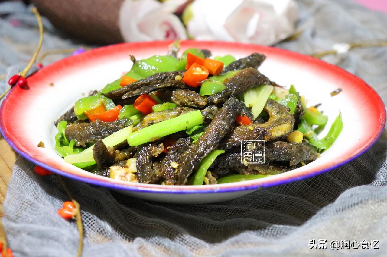 活跃于稀泥田里，乡下小孩都抓过！吃了健脾益肾，很多人不敢吃