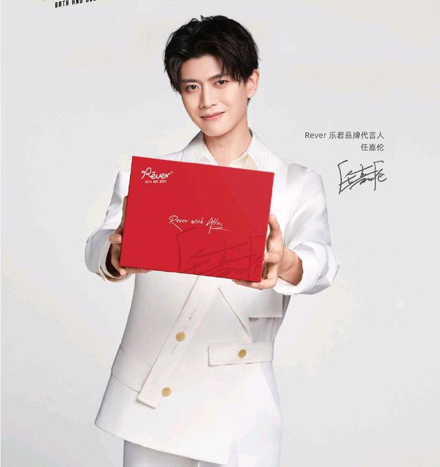 蝉联演员榜冠军之后，又宣传新商务，没背景的他真的火了吗