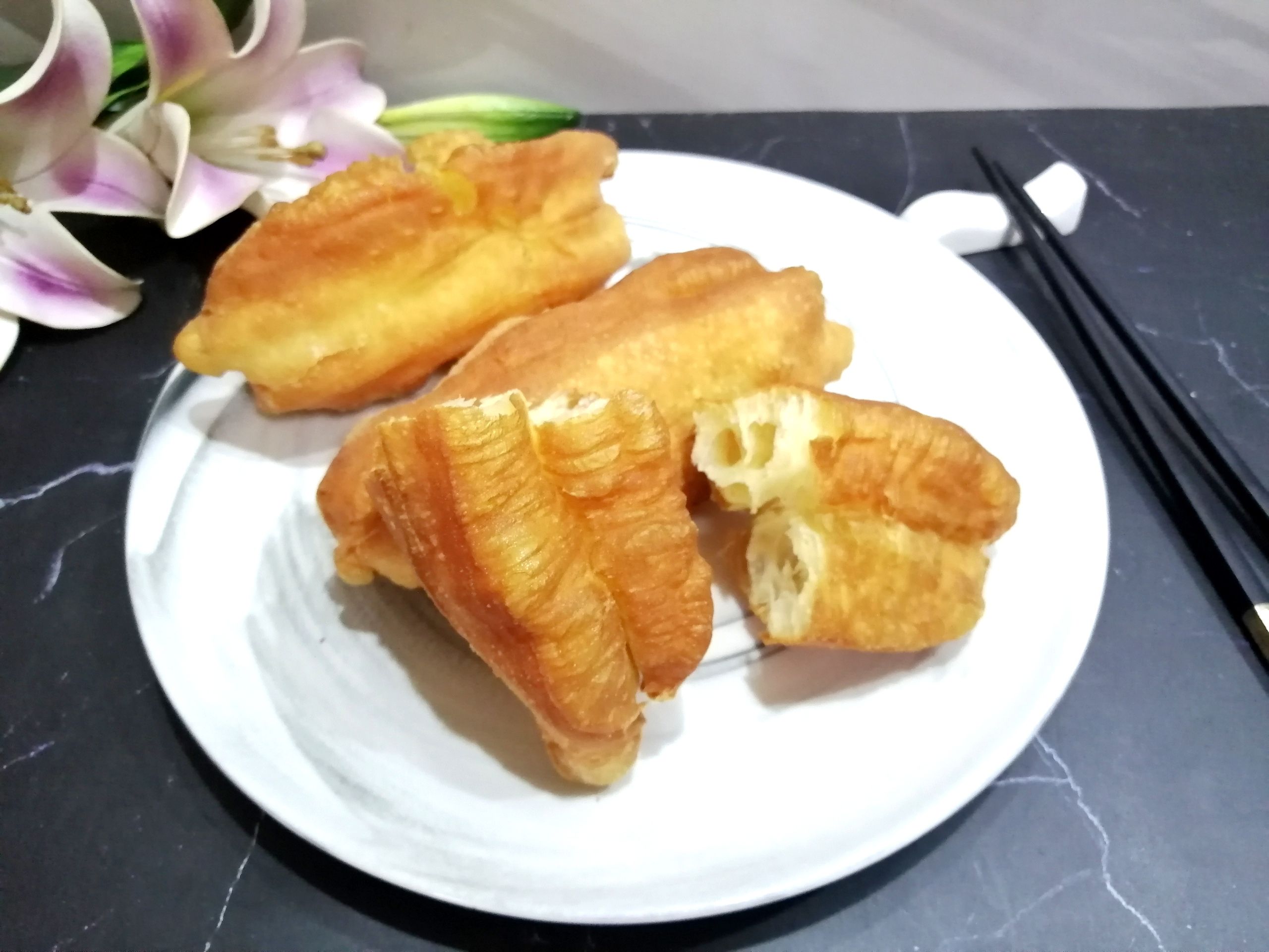 家庭炸油条简单好吃的方法,在家炸油条最简单的做法