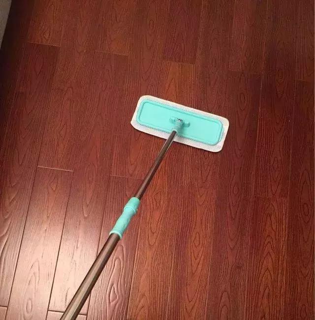拖地水里放什么地板不容易沾灰,清水拖地湿漉漉
