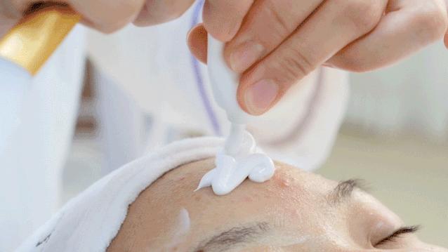 贵妇深层毛孔清洁,皮肤管理护肤中心深层清洁毛孔