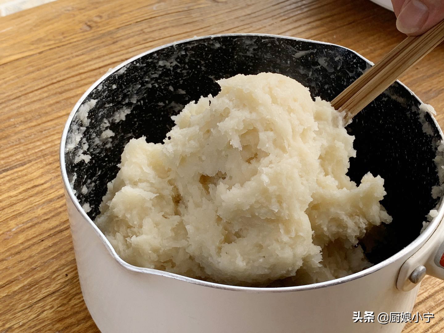 油炸糕怎么做才会蓬松酥脆视频,大黄米面油炸糕怎样做酥脆鼓大泡