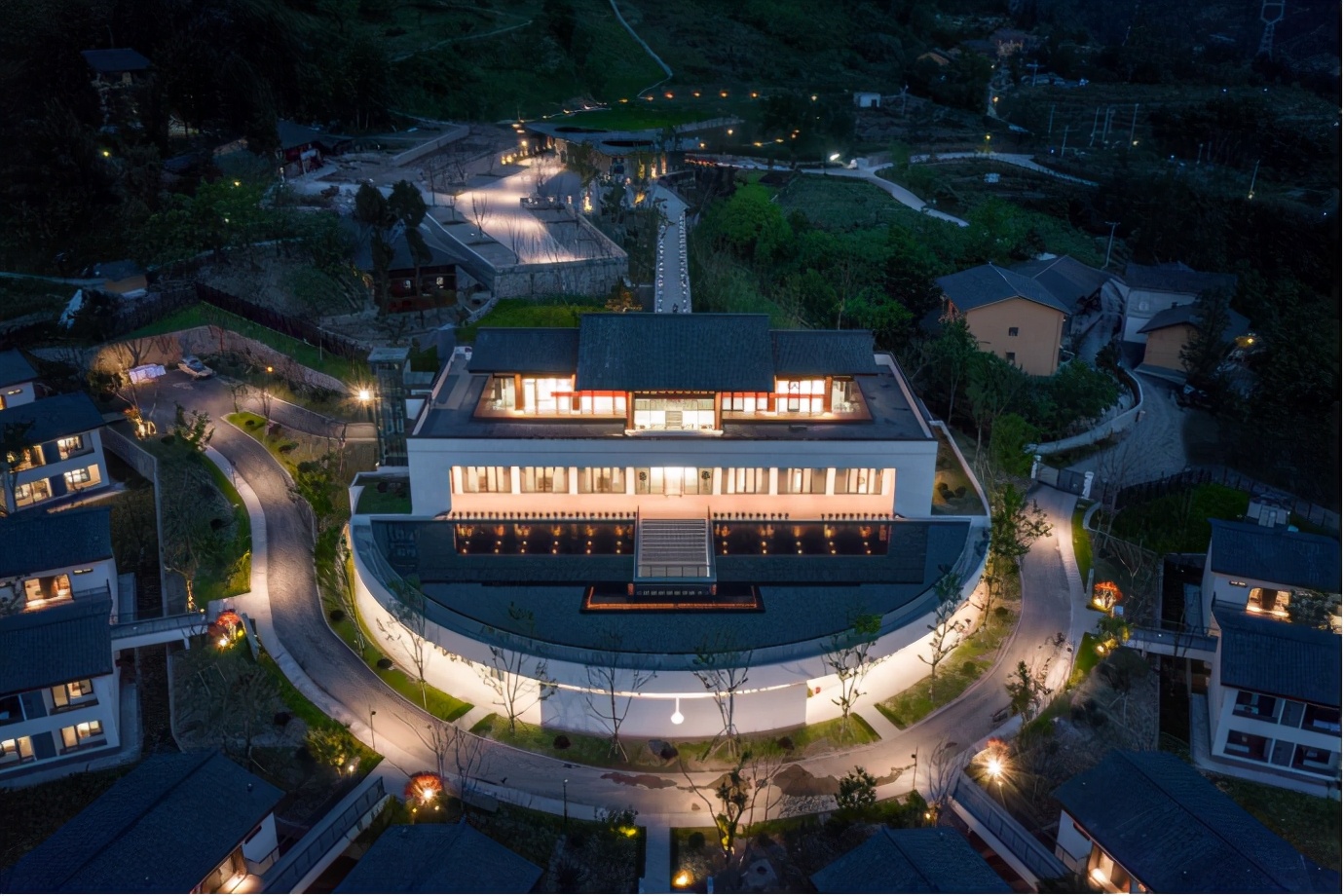 融创联合清华大学捐赠中益乡帮扶项目，探索乡村振兴长效共建模式