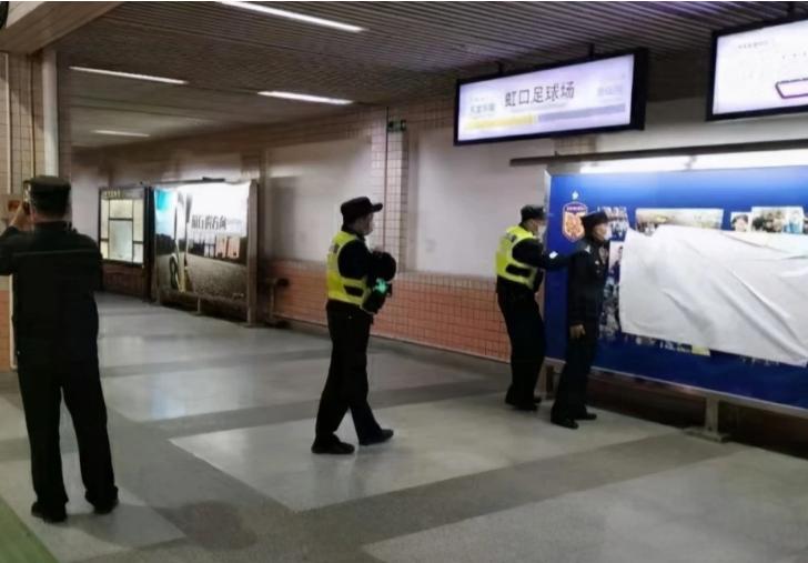 宣扬仇恨文化的沪媒呢？虹口站苏宁夺冠广告被破坏，苏球迷要追责