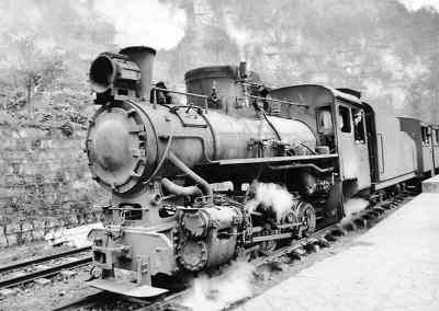 世界上第一辆蒸汽火车是什么,改良蒸汽机发明蒸汽火车