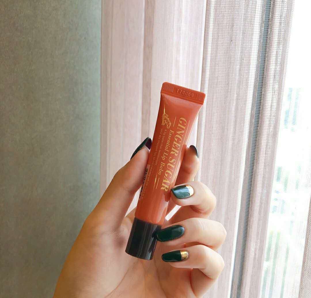 口红推荐涂上非常滋润非常光滑,再贵的口红涂了质感也不好