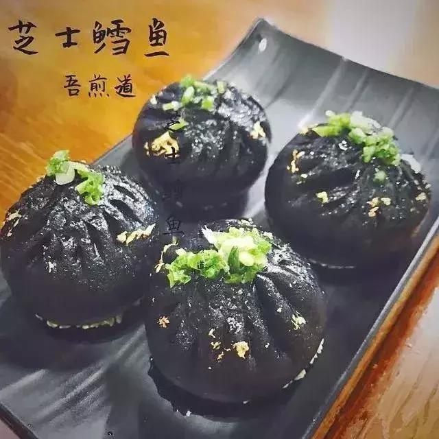 一口下去，满口留香，这便是生煎的魅力！好吃到舔屏！