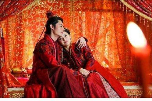 妻子上联：樱桃小口，齿椤椤，吞粗吐细，丈夫下联让她羞红了脸