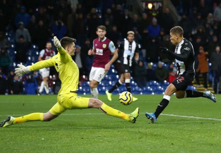 丁丁英超首次头球破门,丁丁和范戴克谁厉害