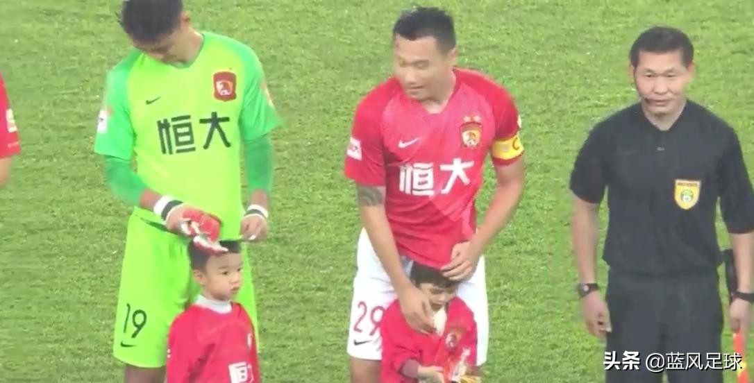 国安球员为球童遮雨,浙江队队员为球童遮雨