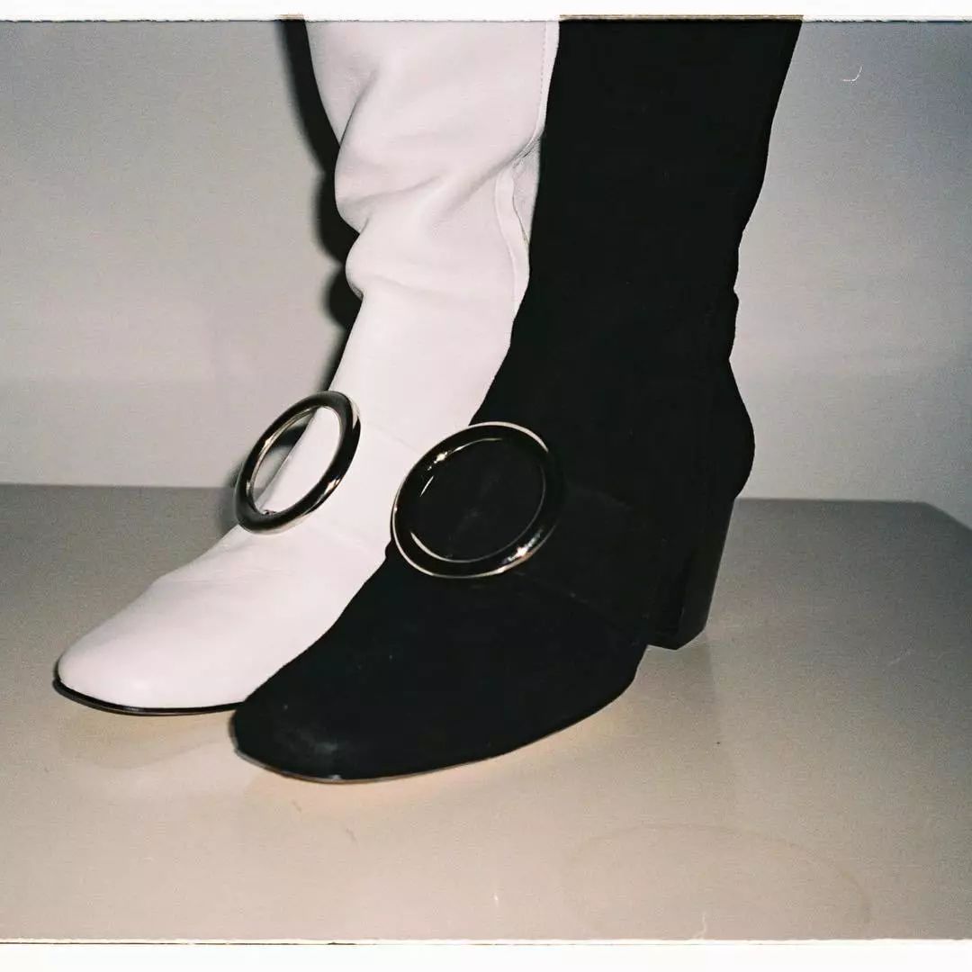 看见今年秋冬必入的第一双靴子，我方了……