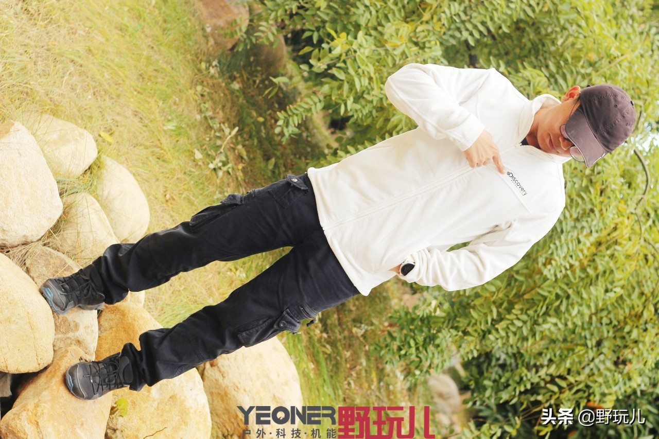 冲锋衣三合一discovery,贝爷穿的户外冲锋衣什么品牌