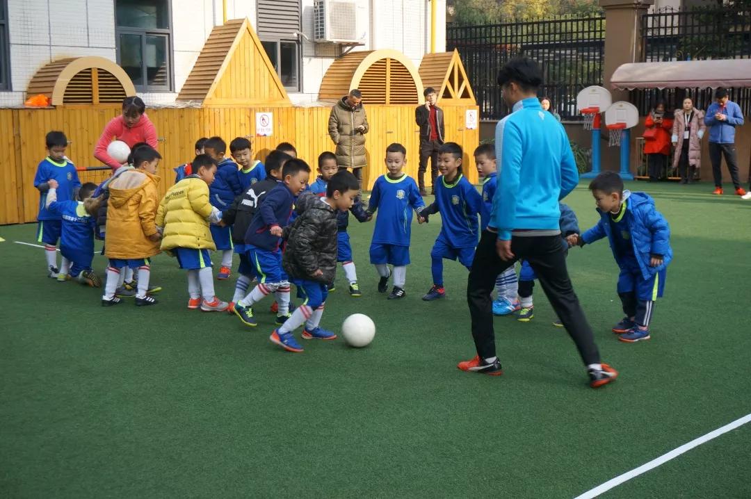 小小足球运动员=未来男神~|走进成都市第十二幼儿园蓝光分园