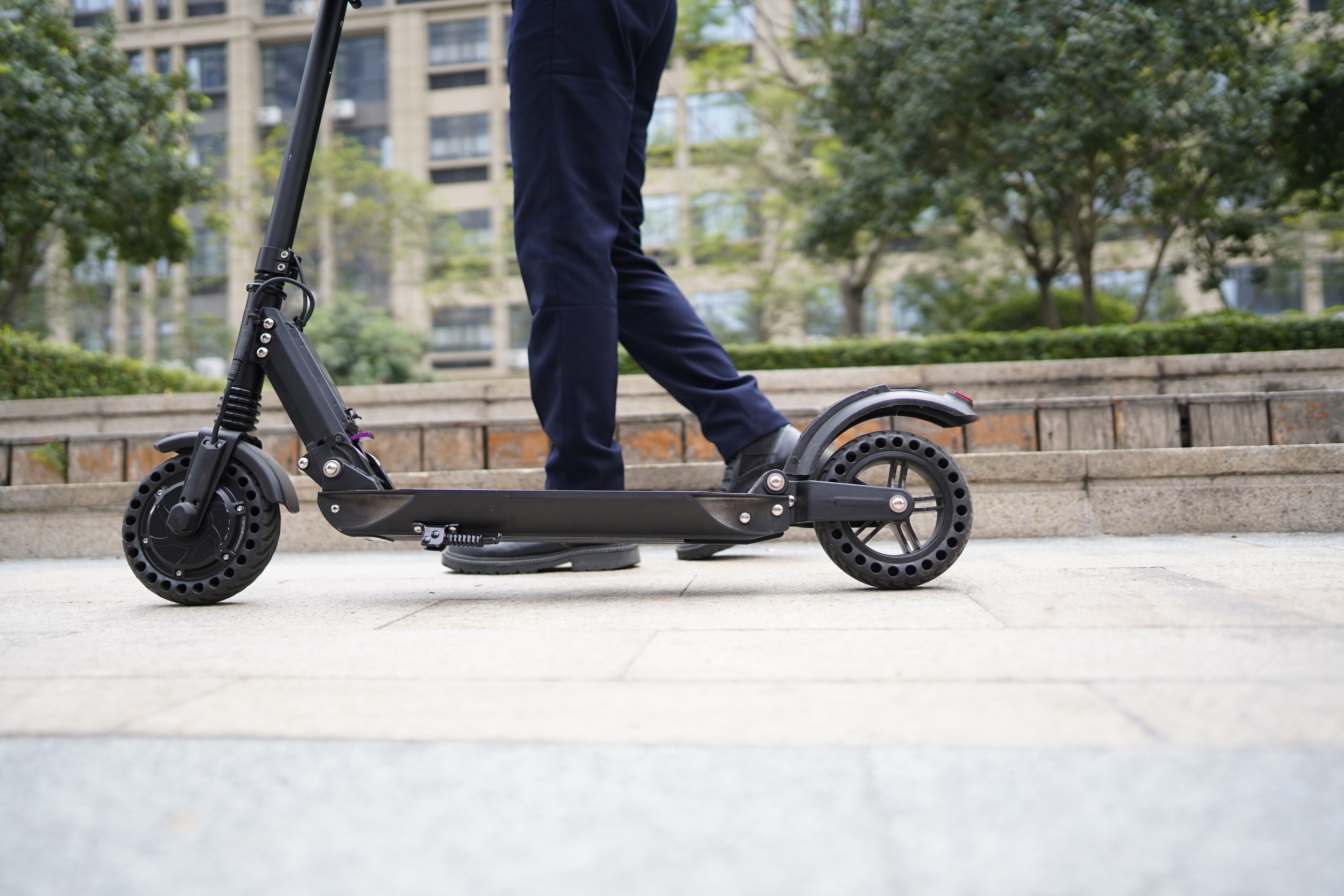 电车高速爆胎正确处理,机动车突然爆胎驾驶人切忌慌乱