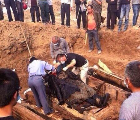 挖出龙袍的干尸,古墓发掘出现龙袍干尸