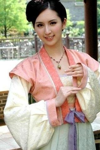 何傲儿黎姿对比照,翻版黎姿何傲儿