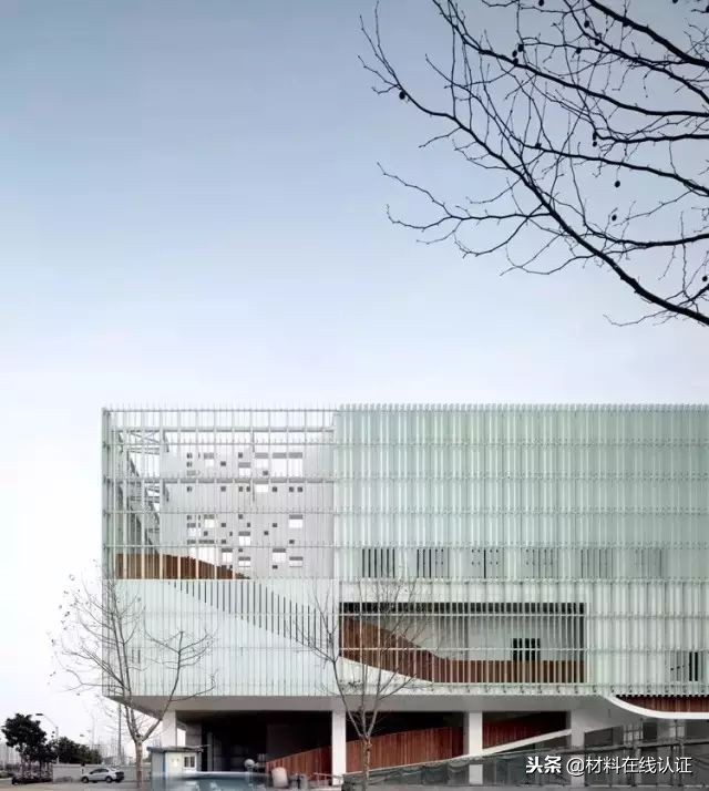 你还在用透明玻璃做立面吗？看看大师们都是怎么给玻璃上色的？