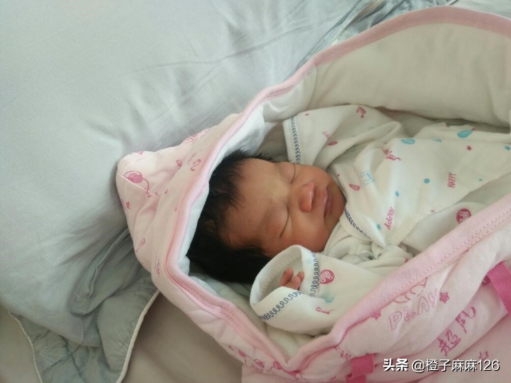 小宝宝频繁吵夜，新手父母感觉崩溃，找准原因改善起来很简单