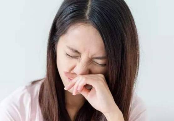 女生身上有烟臭味是怎么回事,身上很香但是有异味