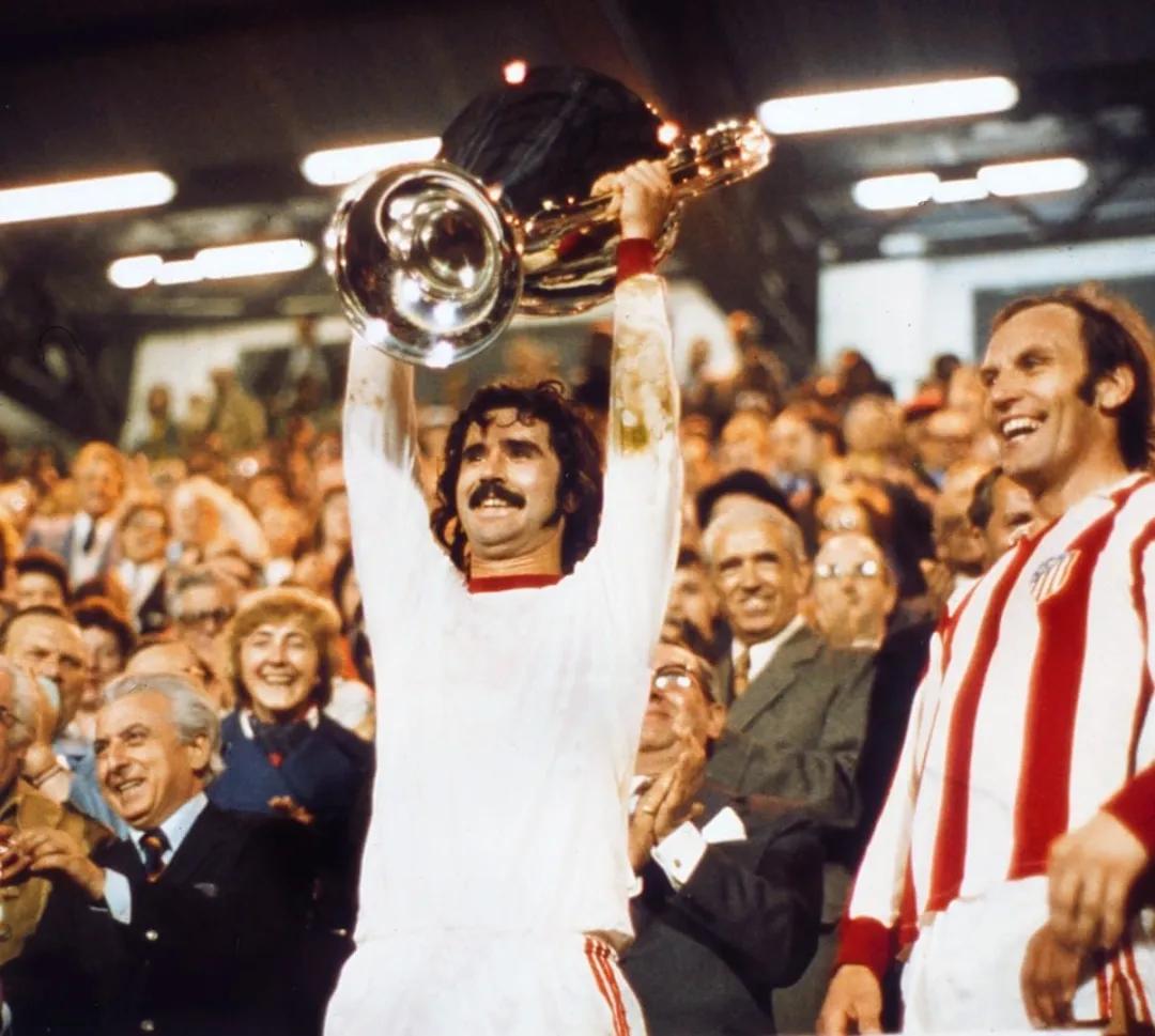 盖德穆勒28岁退役,天下足球拜仁传奇巨星盖德穆勒