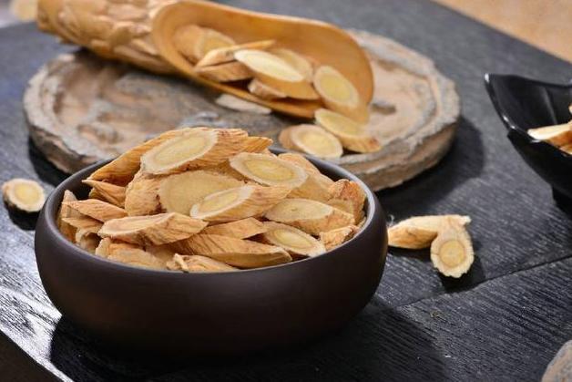 女性拿什么泡水喝对皮肤好,女性用什么泡水喝脸色更好