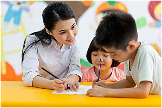 一群学生在雨天为老人撑伞感人,小学生为老人做好事