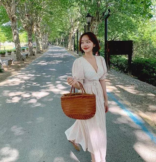 胸大穿衣服特别显胖不上镜,胸大穿衣服怎么不显大