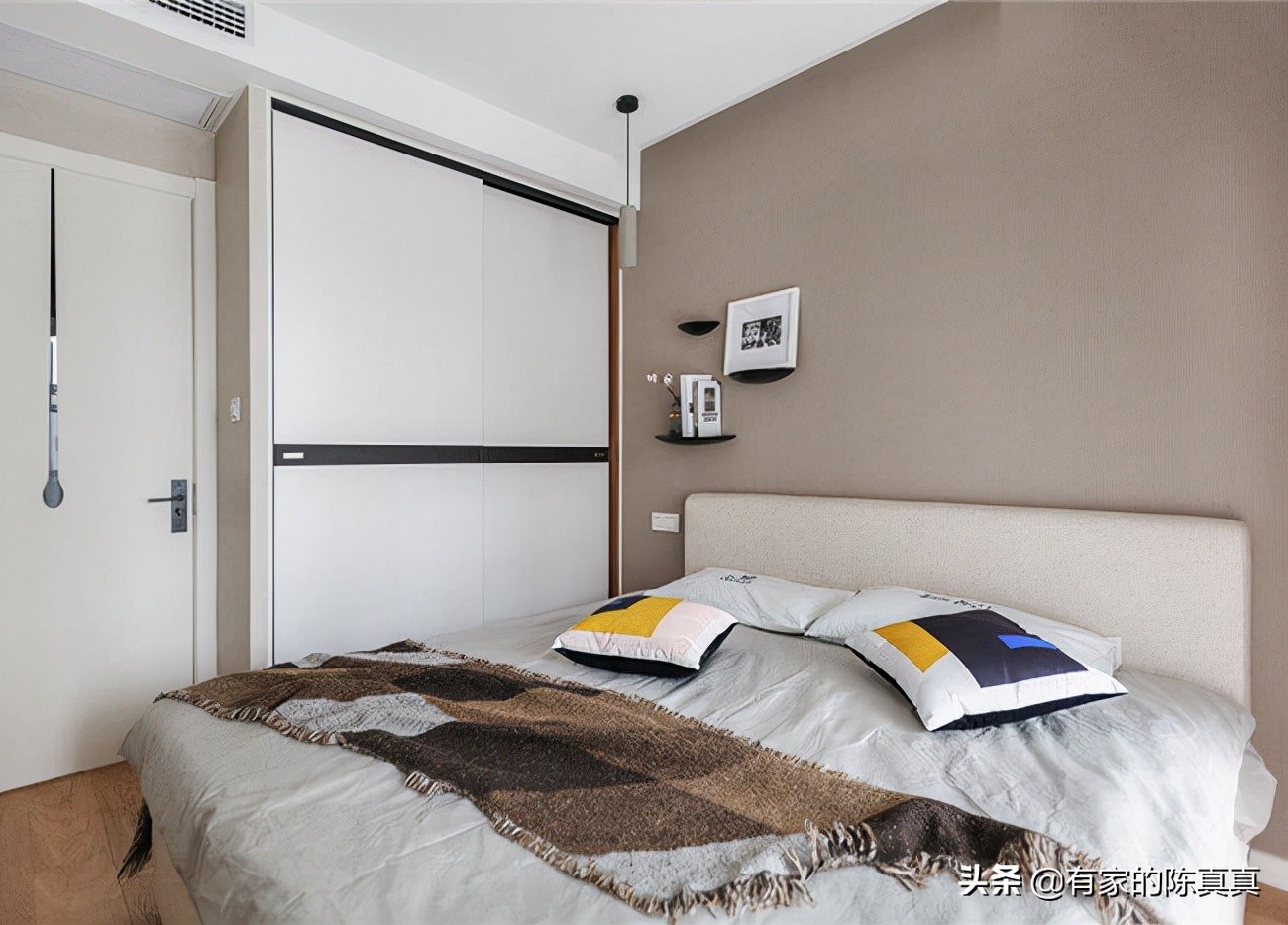 卧室设计无吊顶但是有横梁,卧室窗子有横梁如何装修设计