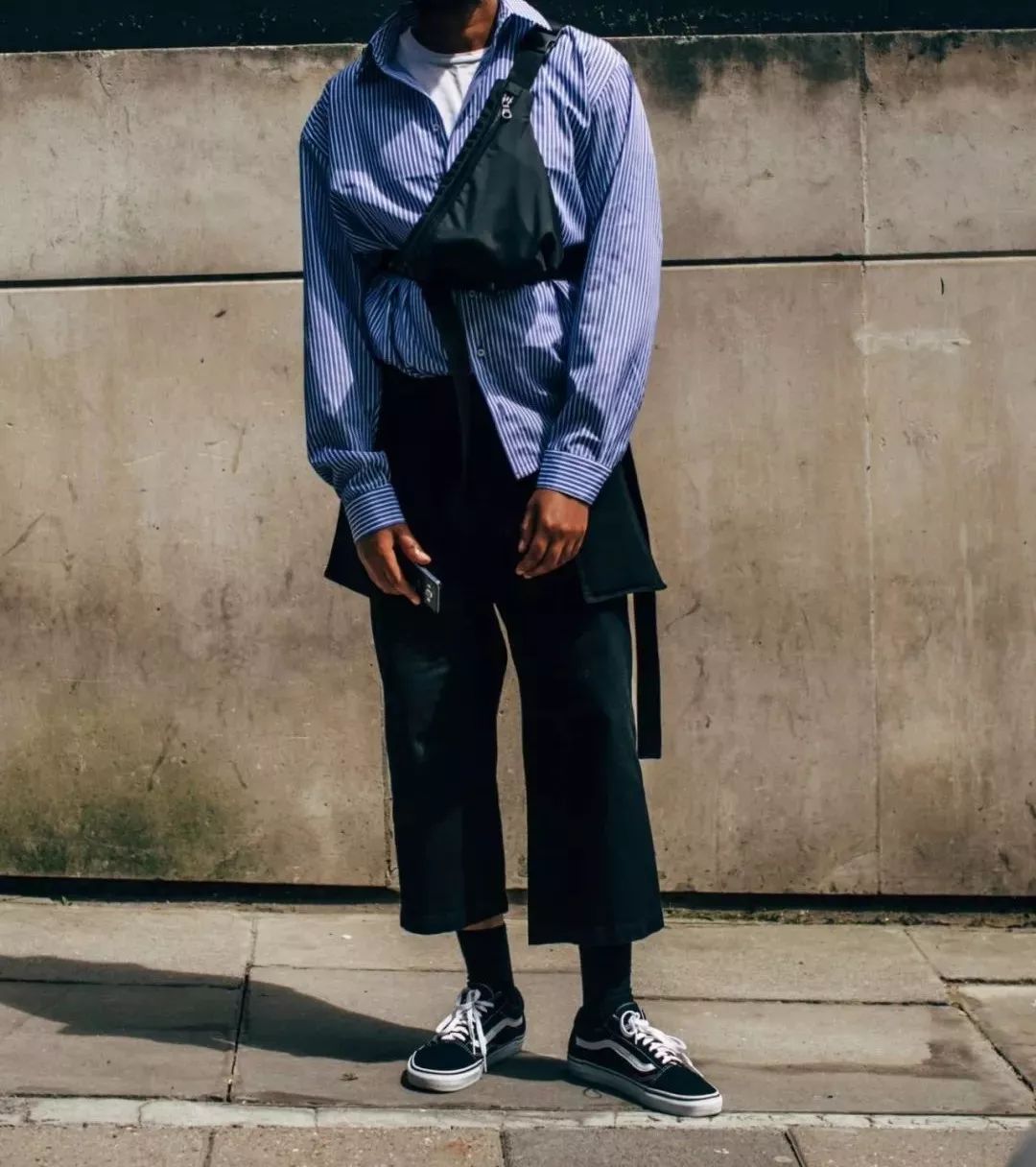 简单的衬衫穿出不同的潮流感来,衬衫怎么穿才能既时尚又舒服