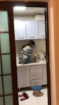 妹妹因为压力大哭了很久怎么安慰,妹妹受伤疼痛难忍姐姐心疼