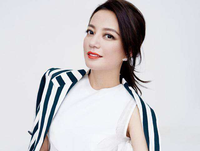 完美展示珠宝的女人，没想到是赵薇吧？她就是那么自信的演绎时尚