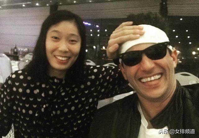 婷队细节见人品！世锦赛赢球后全队合影暖心一幕！