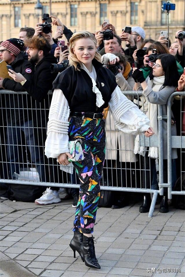“超杀女”巴黎时装周看秀，一身穿搭很大胆！完美驾驭蓝色眼影