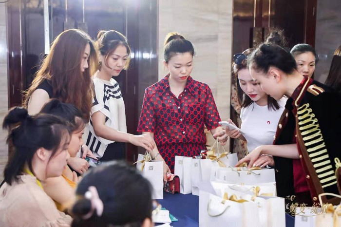 不只打造了C.miniata小棕瓶木子和蓝掌柜的美歆然有何奥秘？