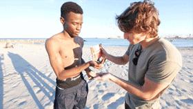 老外开始学中国人嗑瓜子了,老外开始学中国话