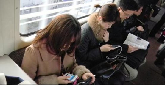 低头族英语短文,现在低头族越来越多英语怎么说