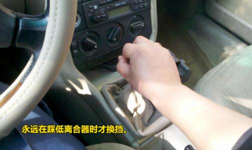 新手学车踩离合怎么踩稳,不会踩离合该怎样练习