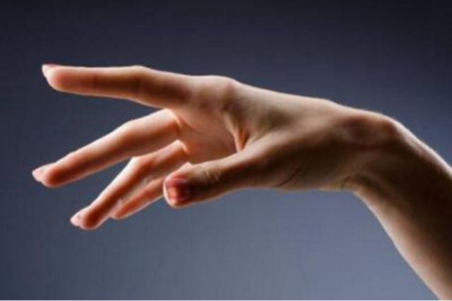 为了避免手上起水泡该怎么预防,一到天热手上起水泡脱皮